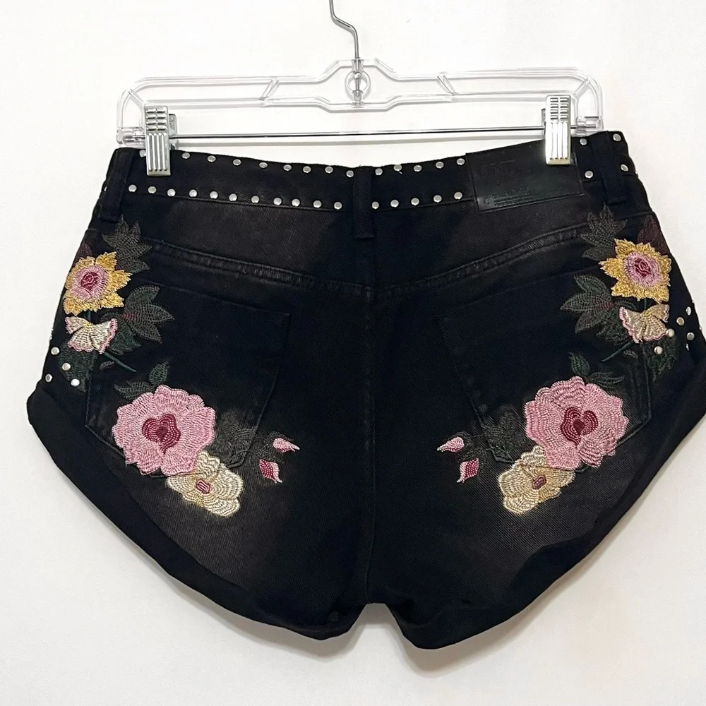 One Teaspoon Bandits Low Rise Relaxed Black Denim Floral Embroidered Shorts 26 - Picture 2 of 11